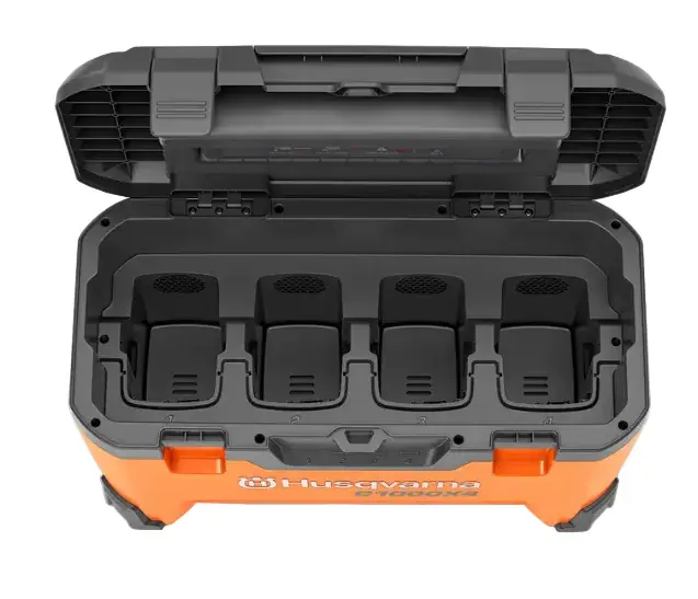 Husqvarna 40-C1000X4 Caricabatterie Multi Charger ad alta potenza per 4 batterie insieme Husqvarna BLi-X da 36 V da 600W a 1000W senza batterie incluse Ultimissimo Modello